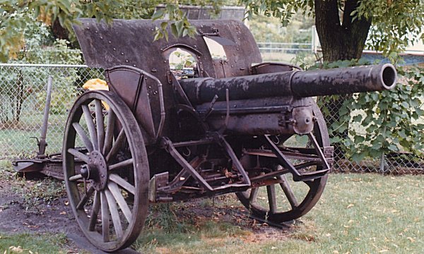 10,5 cm licht Feld Haubitze 1916 not restored - wrong wheels