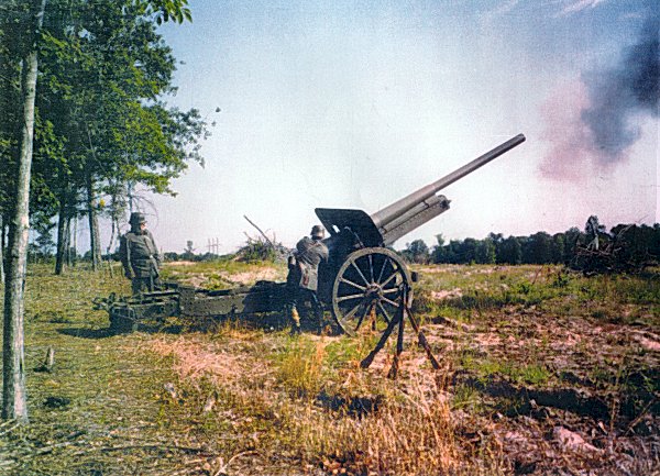 Leon (left) and Ralph (right) firing the 10cm. Kanone 1917